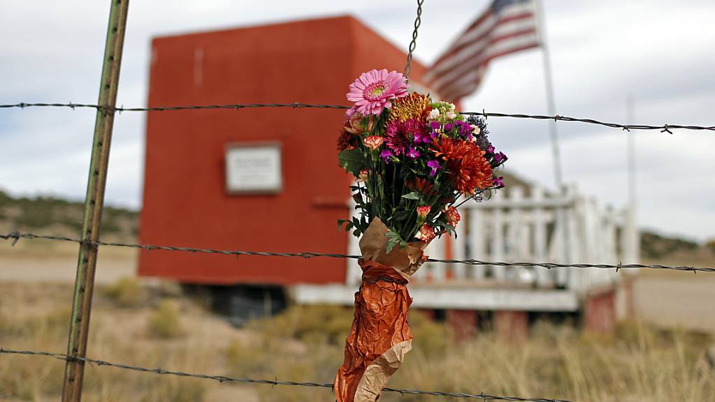 ARCHIV - In Gedenken: Ein Blumenstrauß hängt vor der Bonanza Creek Film Ranch. Foto: Andres Leighton/AP/dpa
