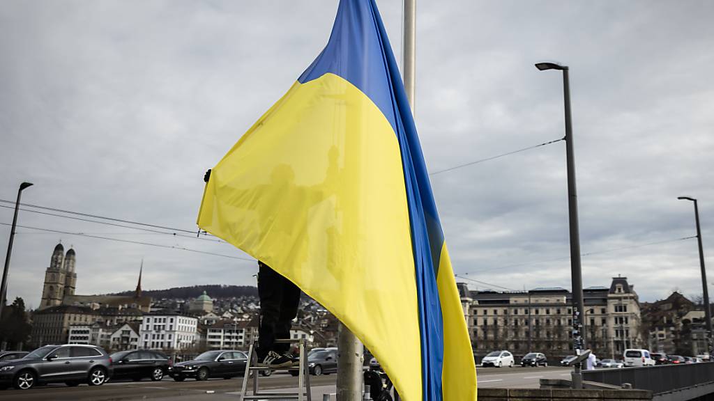 Die ukrainischien Flaggen wurden am Montag eingeholt: Nach zwei Jahren beendet die Stadt Zürich die Aktion «Zürich zeigt Flagge».