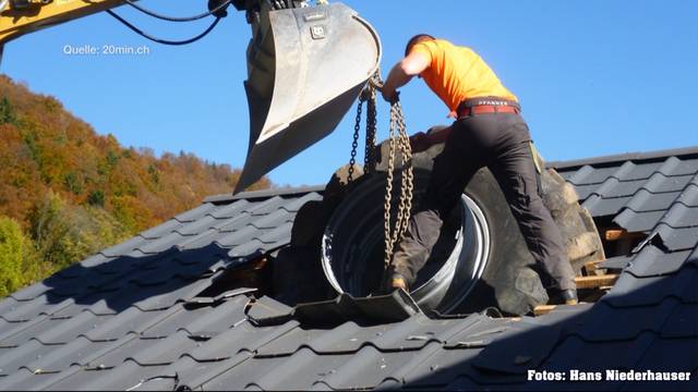 600-Kilo-Traktorrad kracht in Hausdach