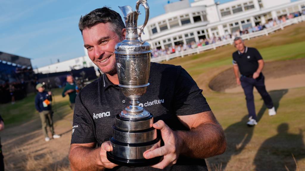 Ryan Fox aus Neuseeland mit der Claret Jug, der Siegtrophäe des The Open
