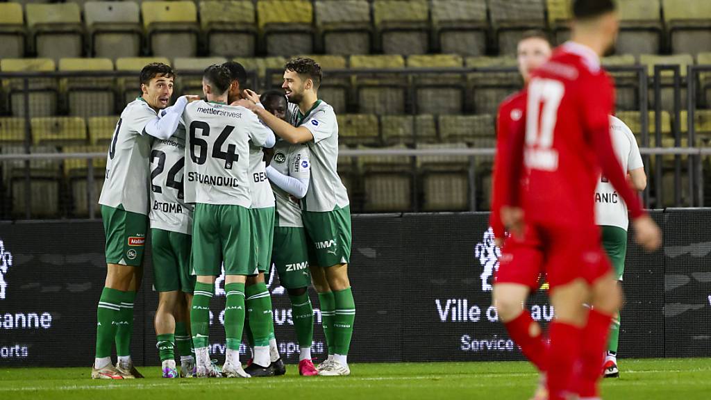 Die St. Galler feiern Isaac Schmidt nach seinem wuchtigen Weitschuss zum 2:2