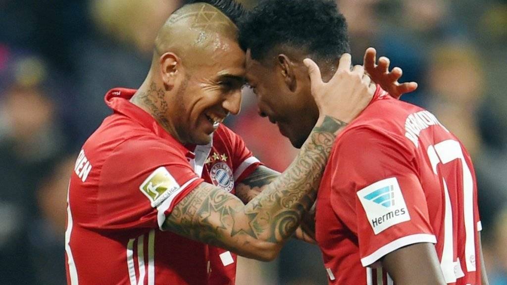 Bayerns Arturo Vidal (links) freut sich mit David Alaba über das 1:0 gegen Gladbach