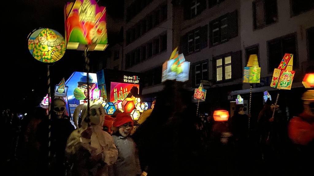 Mit dem Morgenstreich hat in Basel die dreitägige Fasnacht begonnen.