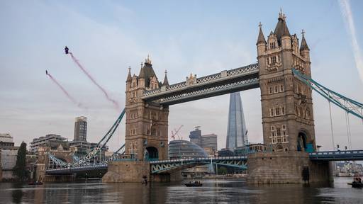 Extremsportler sausen mit Wingsuits durch Tower Bridge