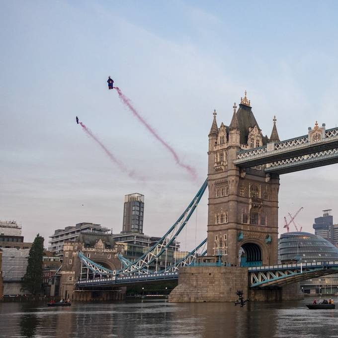 Extremsportler sausen mit Wingsuits durch Tower Bridge