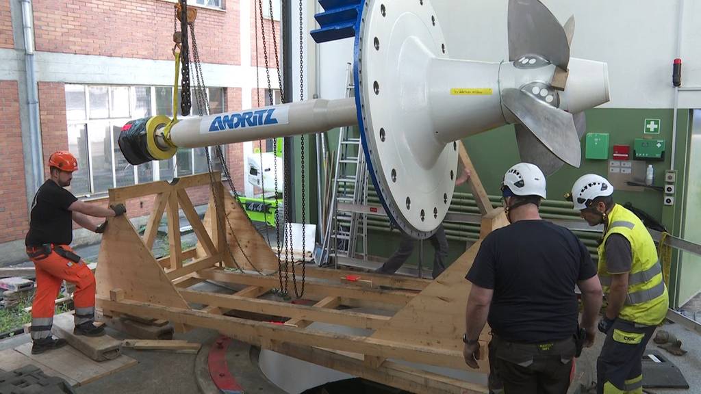 Tonnenschwere Turbine kommt im Kraftwerk Emmenweid an ihren Platz zurück