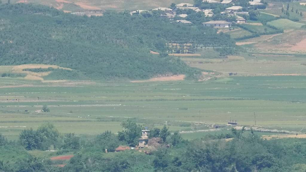 Die nordkoreanische Stadt Kaepoong hinter einem militärischen Wachposten, unten, ist vom Vereinigungsobservatorium in Paju, Südkorea, zu sehen. Foto: Lee Jin-man/AP/dpa