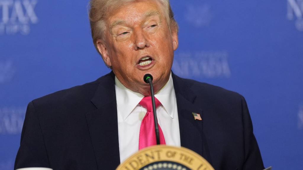 US-Präsident Donald Trump sprichtnbei einer Veranstaltung am runden Tisch über die Abschaffung der Trinkgeldsteuer. Foto: Alex Brandon/AP/dpa