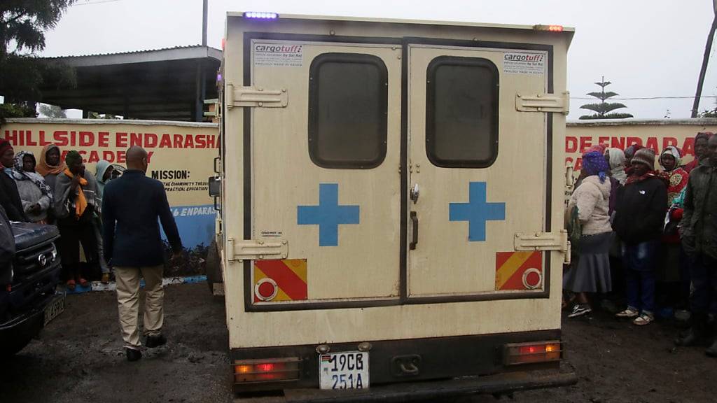 Ein Krankenwagen trifft nach einem Brand in der Hillside Endarasha Primary School in Nyeri in Kenia vor der Schule ein. Foto: Uncredited/AP/dpa