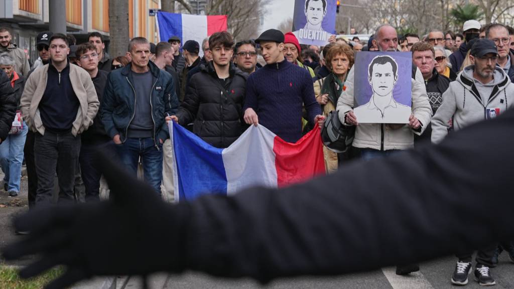 Tausende bei Trauermarsch für rechten Aktivisten in Lyon