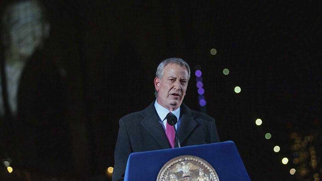 Bill de Blasio, Bürgermeister von New York, spricht während einer Veranstaltung zum Gedenken an die New Yorker, die während der Covid-19-Pandemie an den Folgen einer Infizierung verstorben sind. Foto: Kevin Hagen/AP/dpa