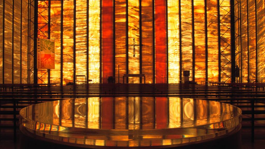 In der Piuskirche in Meggen LU mit ihren transparenten Wänden sollen Musik und Licht zu einem Gesamtkunstwerk verschmelzen. (Archivaufnahme)