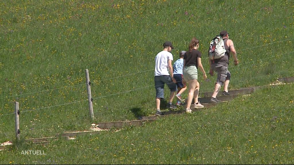 Schweizer strömen an Auffahrt in die Berge