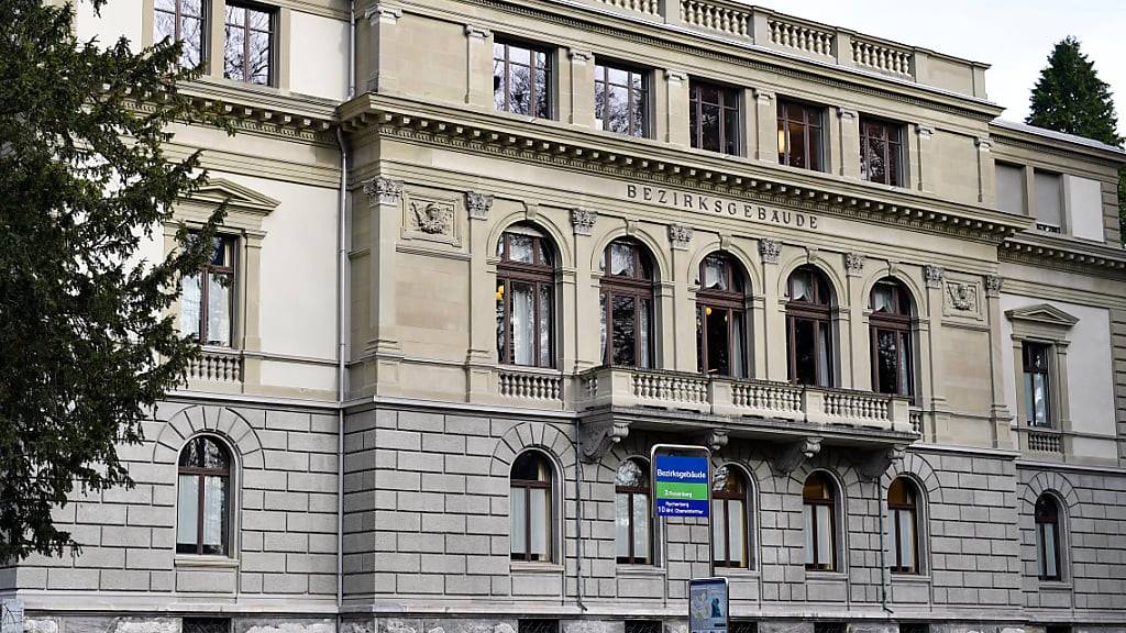Das Bezirksgericht Winterthur hat am Donnerstag einen 79-jährigen Mann wegen Mordes an der Ehefrau seines Enkels verurteilt. (Symbolbild)