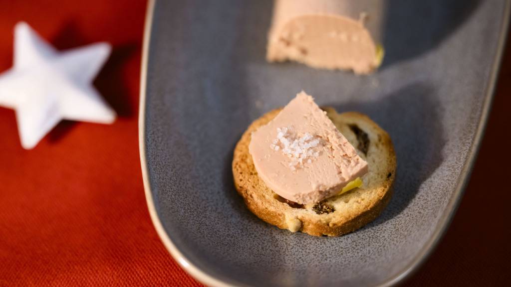Für die einen eine Delikatesse für Festtage, und für die anderen ein tierquälerisches Produkt: Der Nationalrat will mit einer Deklarationspflicht und gegebenenfalls weiteren Massnahmen Importe von Foie gras dämpfen. (Themenbild)