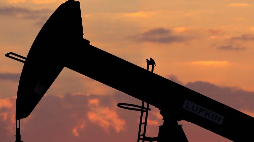 Eine Ölpumpe bei Sonnenuntergang in Bahrain: Der Ölpreis fällt weiter, auch wegen der Spannungen zwischen Saudi-Arabien und Iran.