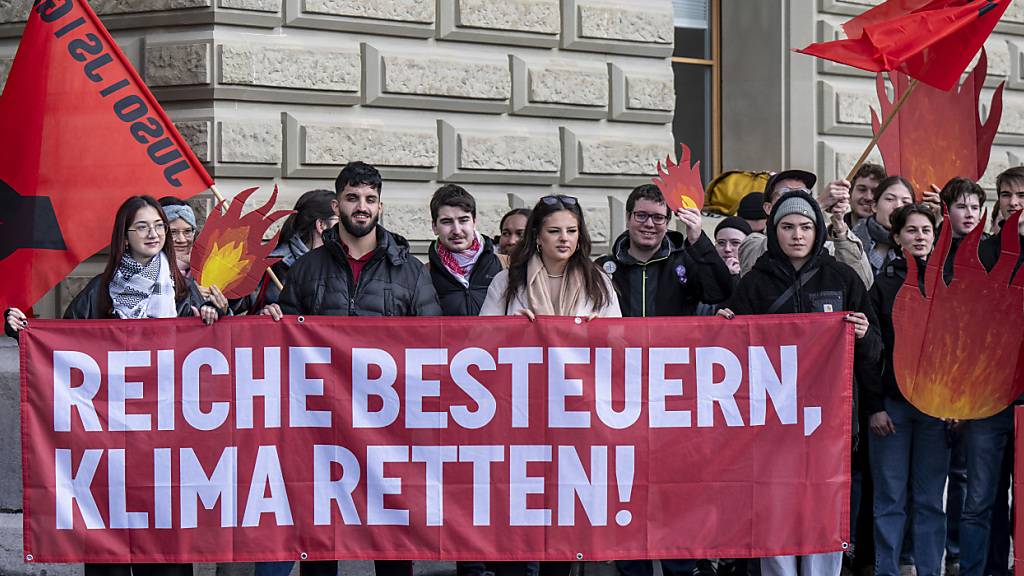 Mitglieder der Juso Schweiz reichen ihre Initiative für eine Zukunft ein. Der Bundesrat lehnt das Begehren aus mehreren Gründen ab. (Archivbild)