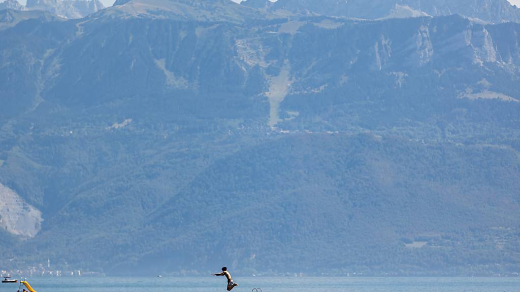Ein Hitzedom wölbt sich über der Schweiz: Heisser Tag in Lausanne am Genfersee.