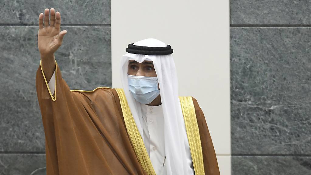 Scheich Nawaf al-Ahmed al-Sabah winkt nach seiner Vereidigung als Emir von Kuwait.