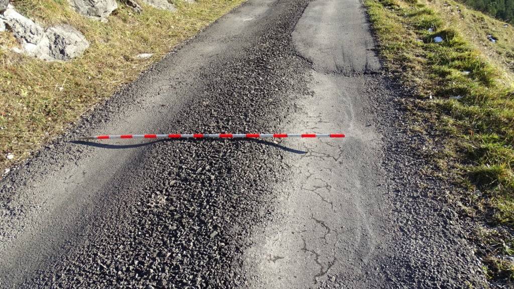Der Älggistrassenabschnitt Blatten bis Älggi in Sachseln OW weist zahlreiche Strassenschäden auf.