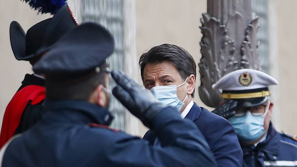 Giuseppe Conte (2.v.r), Ministerpräsident von Italien. Foto: Alessandra Tarantino/AP/dpa