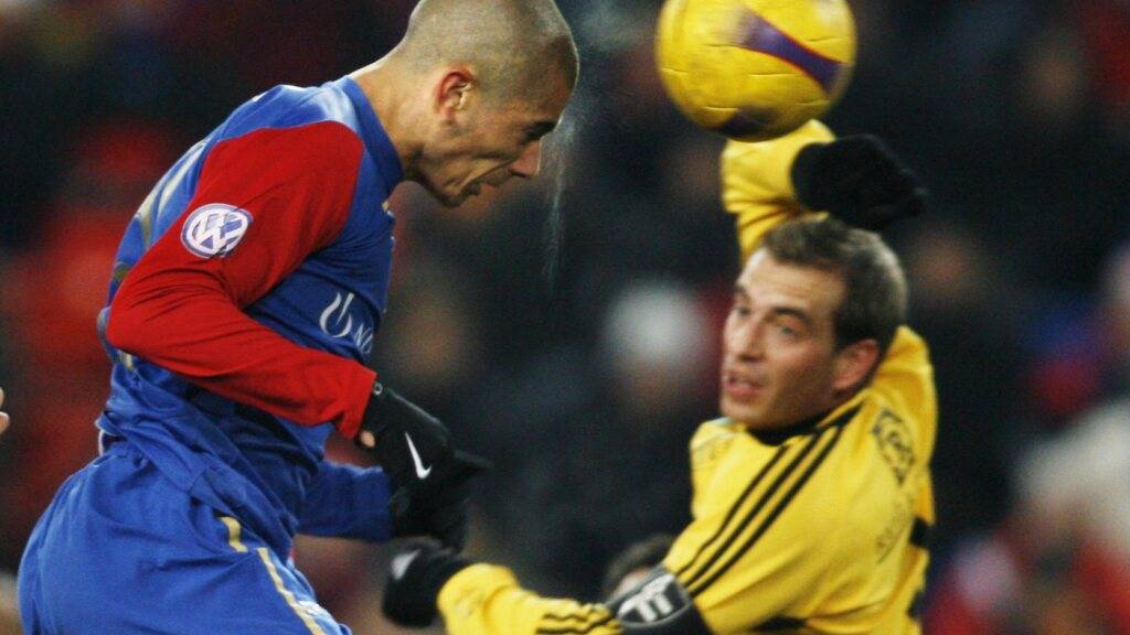 Eren Derdiyok köpfelt 2007 im Cup-Viertelfinal gegen Stade Nyonnais zum 2:0 ein und macht Basels Revanche damit perfekt