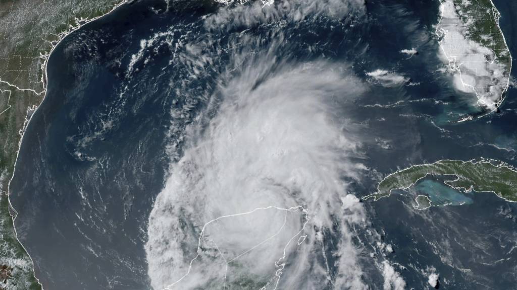 HANDOUT - Der Hurrikan «Beryl» über der mexikanischen Halbinsel Yucatan. Foto: NOAA/AP/dpa - ACHTUNG: Nur zur redaktionellen Verwendung und nur mit vollständiger Nennung des vorstehenden Credits