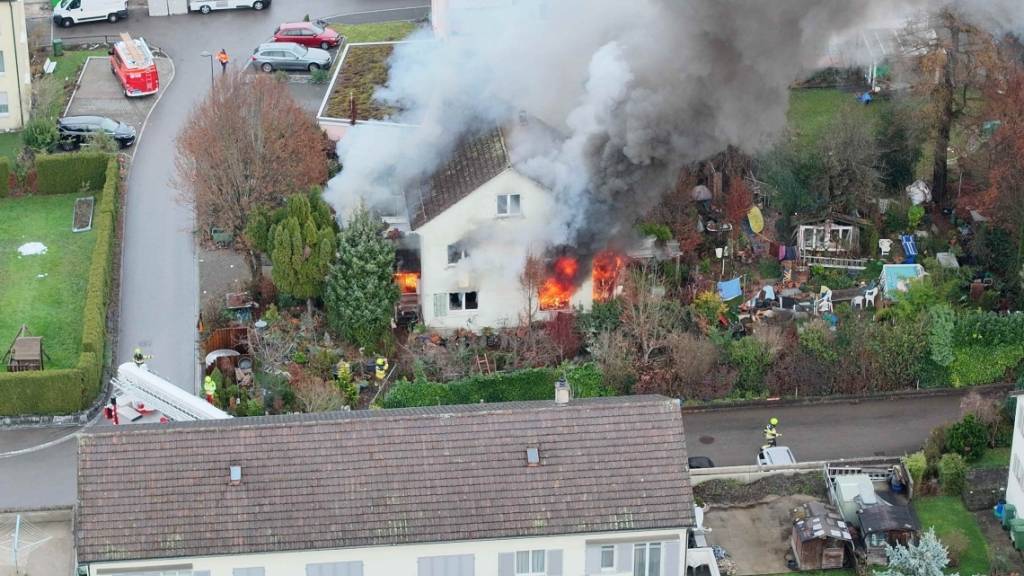 In Uzwil SG geriet am Mittwoch ein Einfamilienhaus in Brand. Die Feuerwehr konnte die Flammen rasch unter Kontrolle bringen und löschen.