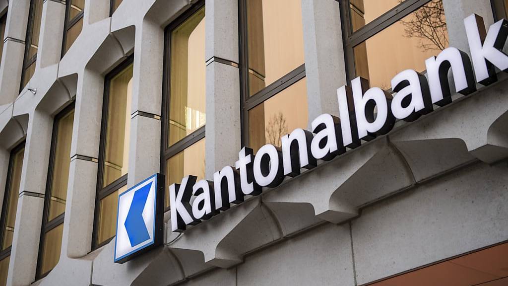 Der Hauptsitz der Luzerner Kantonalbank in Luzern. Die hohen Löhne für die Geschäftsleitung würden den Ruf der Bank gefährden, hiess es im Kantonsrat. (Archivaufnahme)