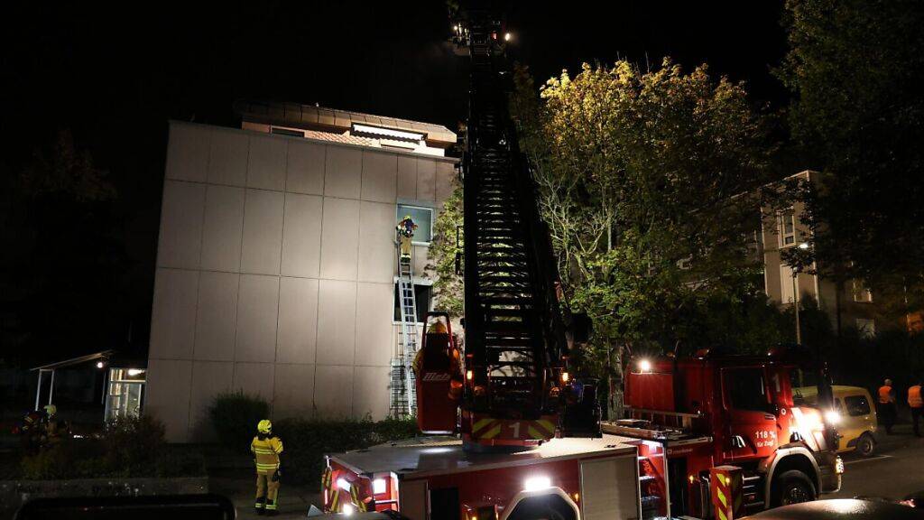 Ein Brand in einem Mehrfamilienhaus in Oberwil bei Zug im Herbst 2024. (Archivaufnahme)