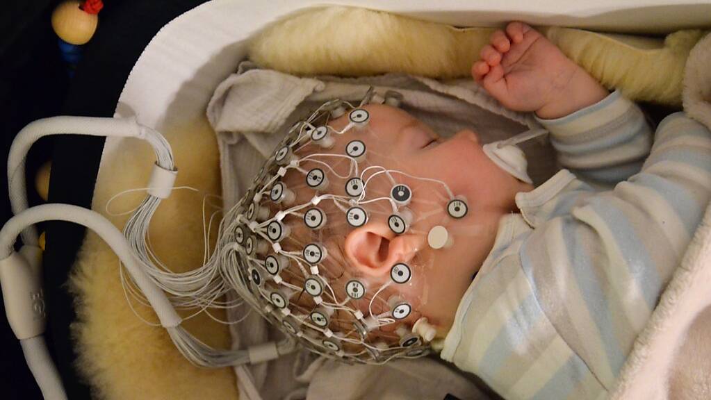Mit Elektroden zeichneten die Forscherinnen den Schlaf von einigen Babys auf. (Pressebild)