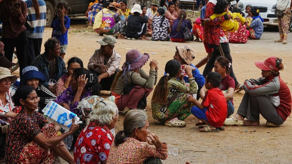 In der kambodschanischen Provinz Oddar Meanchey warten Dorfbewohner auf Lebensmittel. Foto: Heng Sinith/AP/dpa