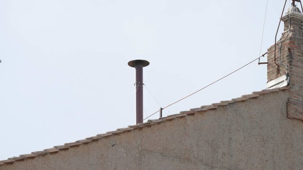 Der Schornstein auf dem Dach der Sixtinischen Kapelle während des Konklaves zur Wahl eines neuen Papstes im Vatikan. Foto: Andrew Medichini/AP/dpa