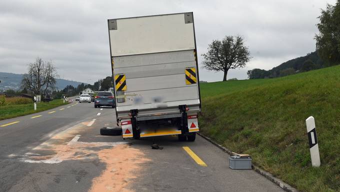 Lastwagenchauffeur verliert in Triengen zwei Räder