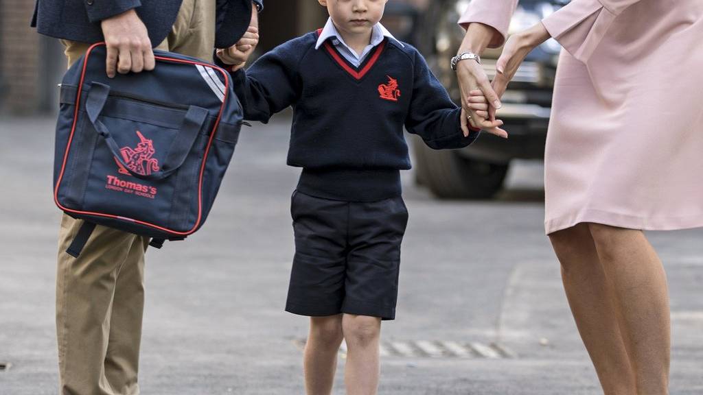 Prinz George schaut bei seinem ersten Schultag letzten September noch etwas skeptisch.