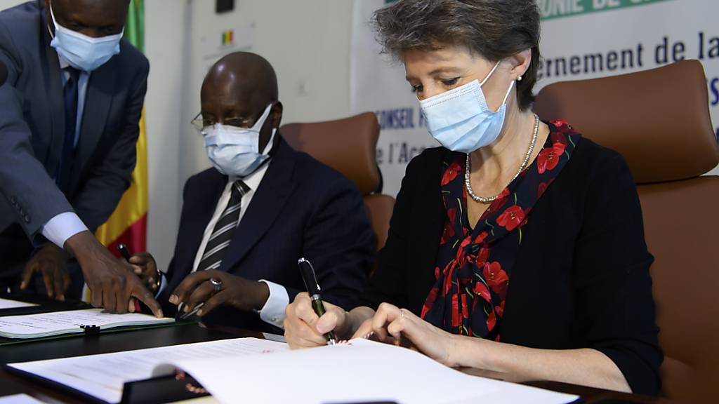 Die Schweizer Umweltministerin Simonetta Sommaruga unterzeichnet mit ihrem senegalesischen Amtskollegen Abdou Karim Sall am Dienstag in Dakar ein Abkommen zur Kompensation von CO2-Emissionen.