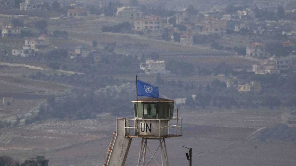 ARCHIV - Eine Flagge der Vereinten Nationen weht auf der Spitze eines Turms in einem Stützpunkt der Friedenstruppen der Vereinten Nationen im Libanon (UNIFIL) an der israelisch-libanesischen Grenze, gesehen von Nordisrael aus. Foto: Leo Correa/AP/dpa
