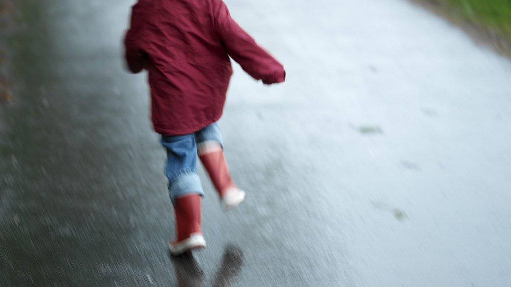 Ein Kind rennt unkontrolliert über eine Strasse (Symbolbild).