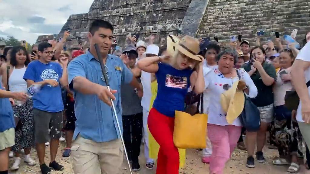 Touristin klettert auf Pyramide und wird von wütendem Mob empfangen