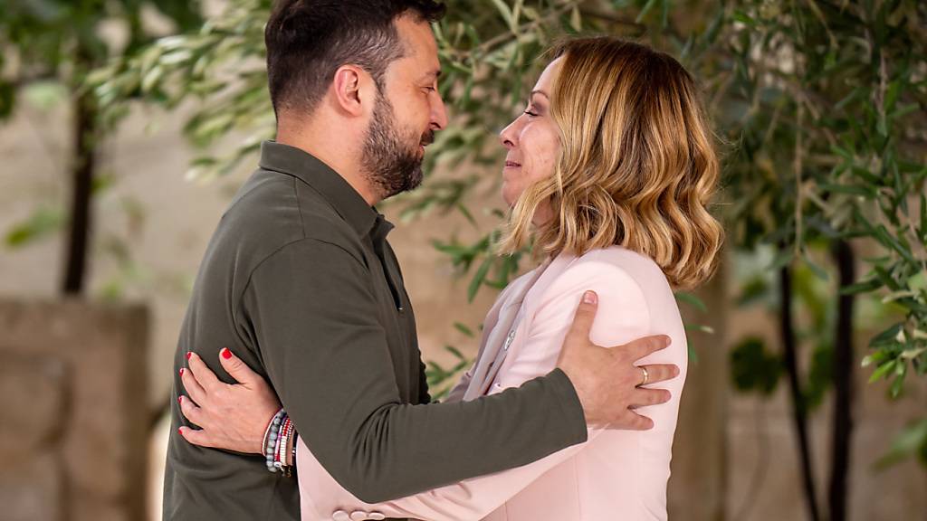 dpatopbilder - Wolodymyr Selenskyj, Präsident der Ukraine, wird von Giorgia Meloni, Ministerpräsidentin von Italien, zum Gipfeltreffen der G7-Staaten begrüßt. Foto: Michael Kappeler/dpa