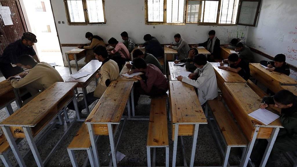 Im Konflikt im Jemen kommt es regelmässig auch auf Angriffe auf Schulen und Spitäler. Die Kontrahenten finden sich nun auf einer UNO-Liste von Verletzern von Kinderrechten. (Archivbild)