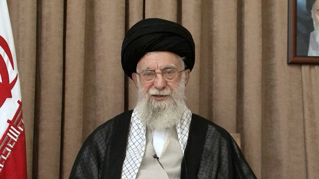 HANDOUT - Auf diesem Foto, das am 26. Juni 2025 von der offiziellen Website seines Büros veröffentlicht wurde, spricht der oberste Führer Ajatollah Ali Chamenei während einer im Fernsehen übertragenen Rede unter einem Porträt des verstorbenen damalige iranische Revolutionsführer Ajatollah Khomeini. Foto: Uncredited/Office of the Iranian Supreme Leader/AP/dpa