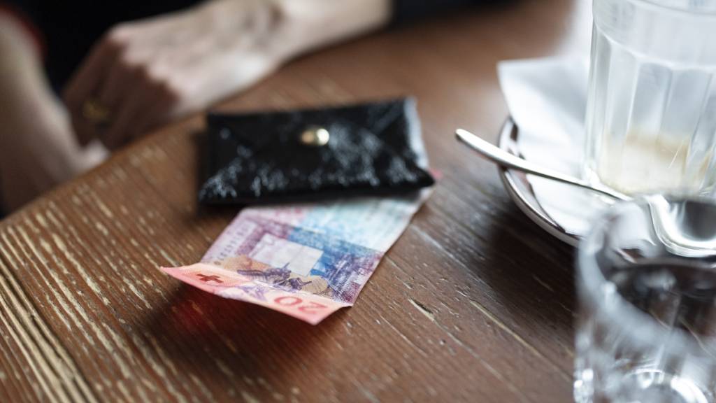 In gewissen Cafés und Bars kann man weiterhin nur mit Bargeld bezahlen. (Archivbild)