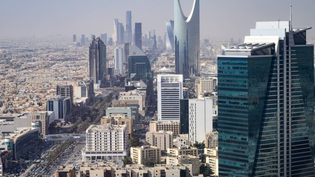 ARCHIV - Blick von der Terrasse des Al Faisaliah Towers auf die Innenstadt der saudi-arabischen Hauptstadt Riad. Foto: Bernd von Jutrczenka/dpa
