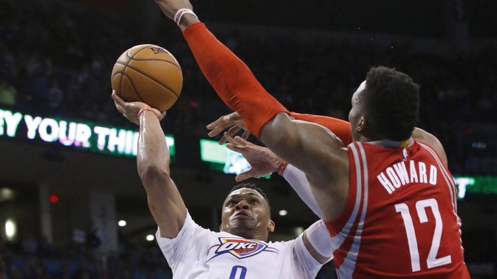 Oklahomas Spielmacher Russell Westbrook setzt gegen Houstons Center Dwight Howard zum Wurf an