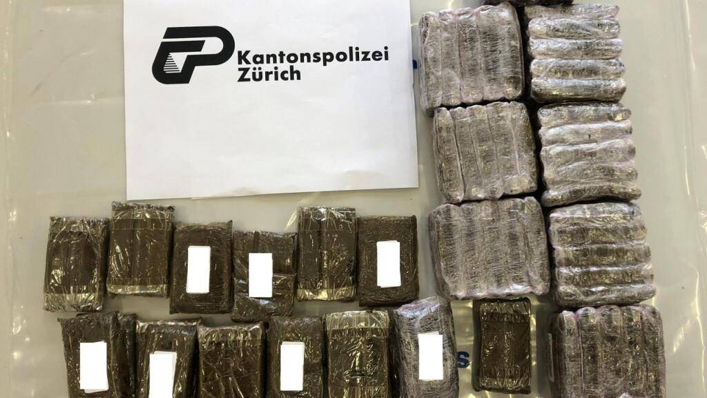 Über 60 Kilogramm Cannabis hat die Zürcher Kantonspolizei am Donnerstag in einem Lokal im Zürcher Tösstal sichergestellt.