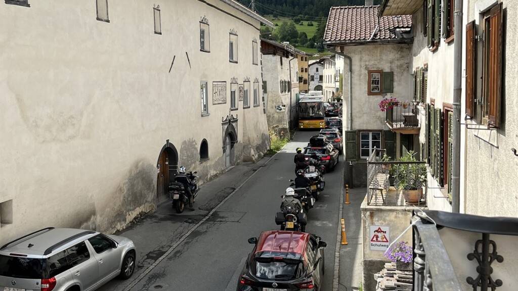 Stehender Kolonnenverkehr durch den engen Dorfkern von St. Maria.