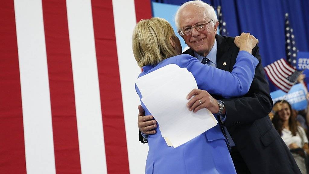 Zusammen sind wir stärker: Bernie Sanders unterstützt künftig Hillary Clinton im Kampf um die US-Präsidentschaft.