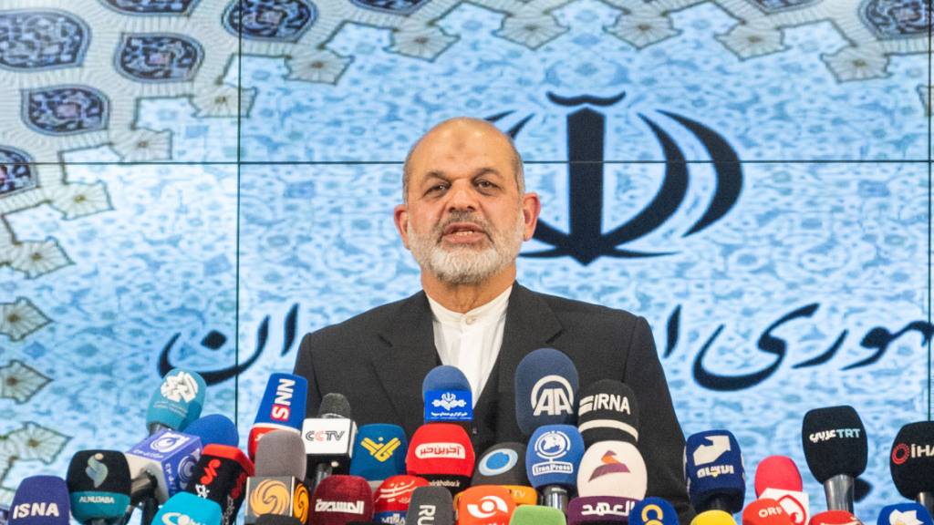 ARCHIV - Der iranische Innenminister Ahmad Wahidi spricht bei einer Pressekonferenz zu der Parlamentswahl im Iran. Rund 30 Jahre nach einem tödlichen Anschlag auf ein jüdisches Gemeindezentrum in Buenos Aires fordert die argentinische Regierung die Festnahme von Wahidi als mutmaßlichen Drahtzieher. Foto: Arne Immanuel Bänsch/dpa