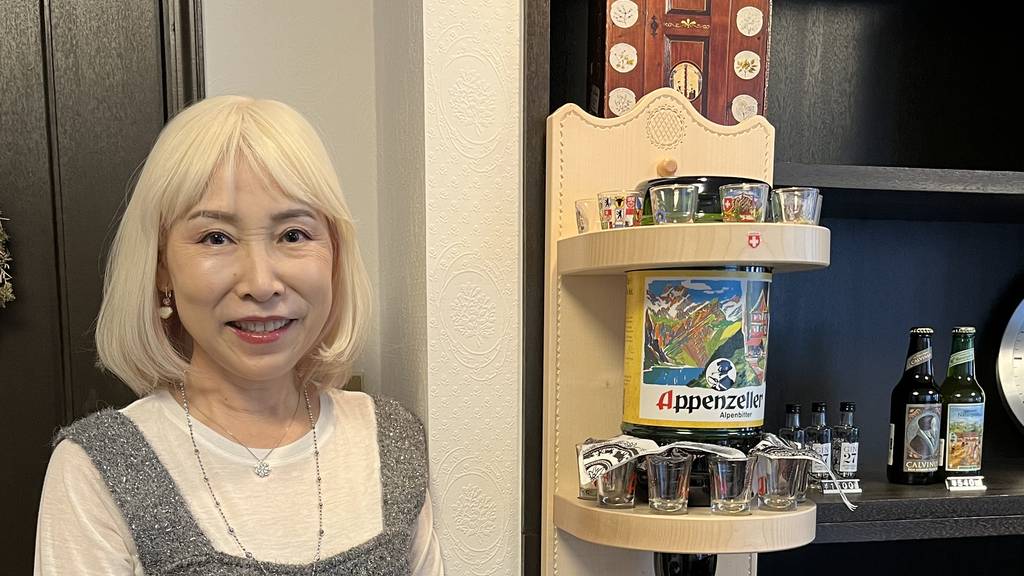 Makiko Hosoi verkauft Appenzeller Alpenbitter in ihrem Heimatland Japan.